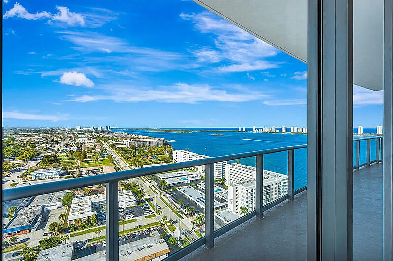 220 Lake Shore Dr #2105