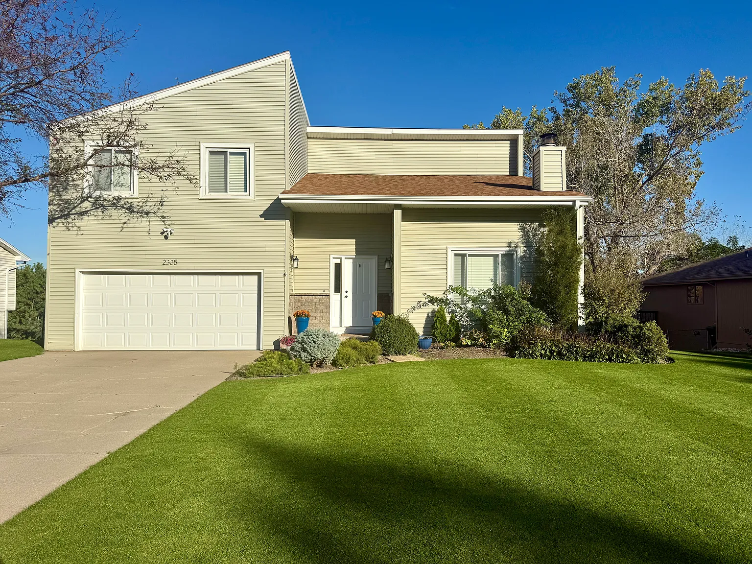 4 bed, 2.5 bath, 2317 sqft, $2,500 — Photo 1
