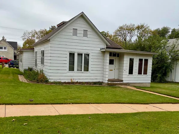 916 7th St, Fairbury, NE 68352