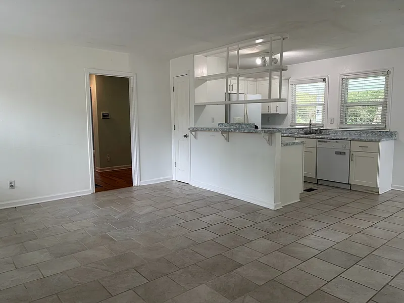 4 bed, 2.0 bath, 1600 sqft, $1,500 — Photo 3