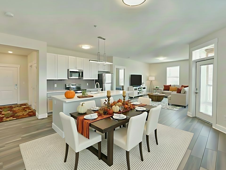 2 BR/2 BA Dining and kitchen