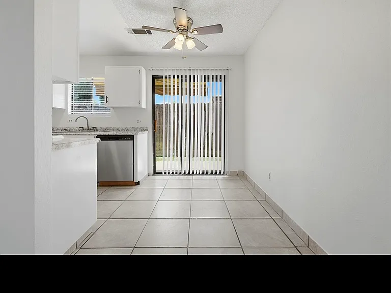 948 Greenfield Ave #948 — Photo 5