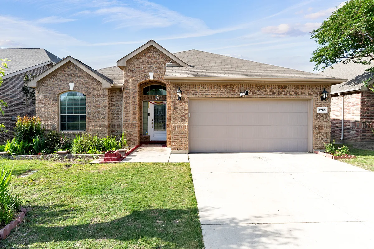 Building Photo - 5760 Sapphire Pool Trl