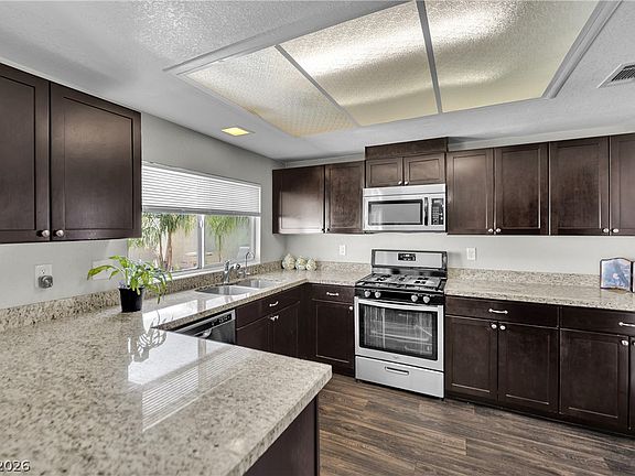 3rd image of 801 Greenbrook St