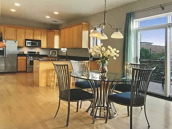 3rd image of 924 W Cornelia Ave APT 4E