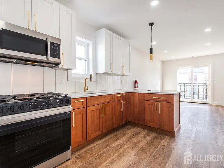 227 21st St — Photo 8