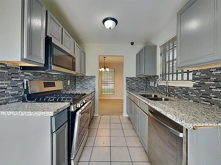 12811 Roandale Dr — Photo 6