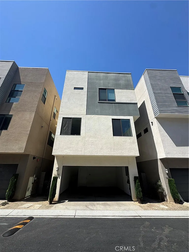 3 bed, 4.0 bath, 2126 sqft, $5,800 — Photo 2