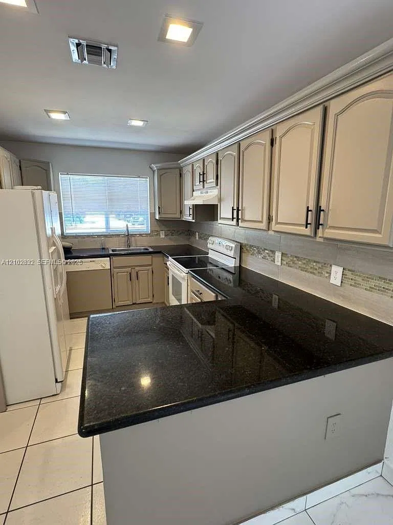 3 bed, 2.0 bath, 2171 sqft, $2,900 — Photo 3