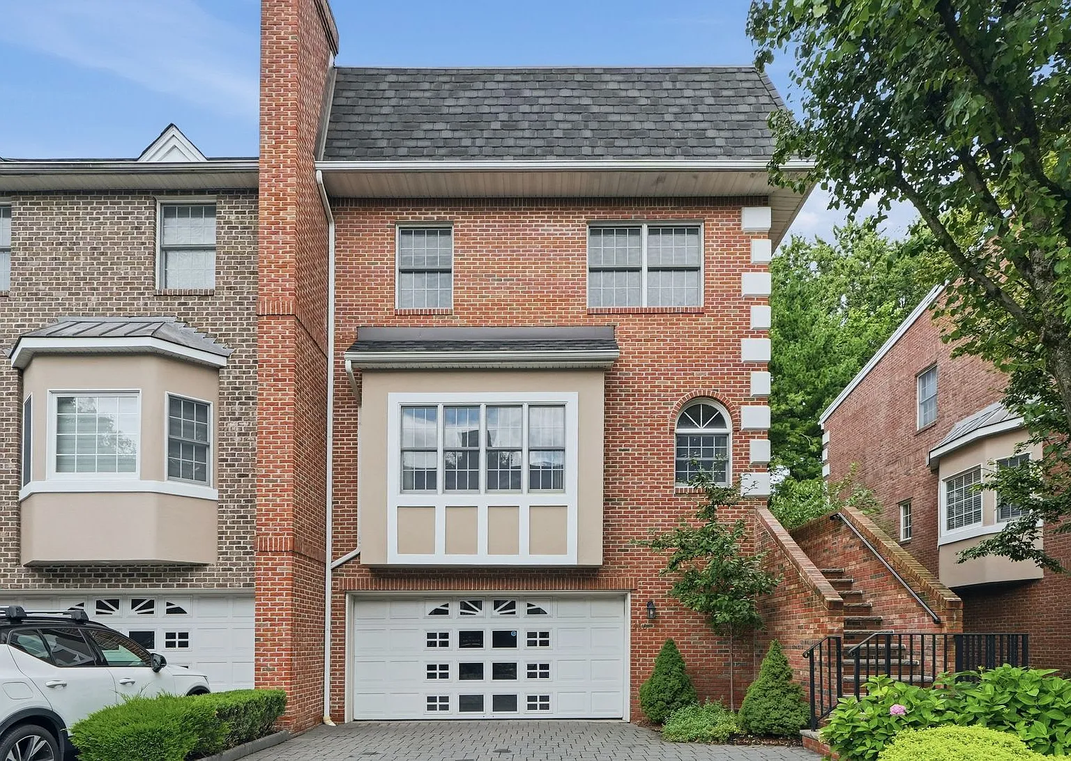 3 bed, 3.5 bath, 2068 sqft, $5,200 — Photo 1