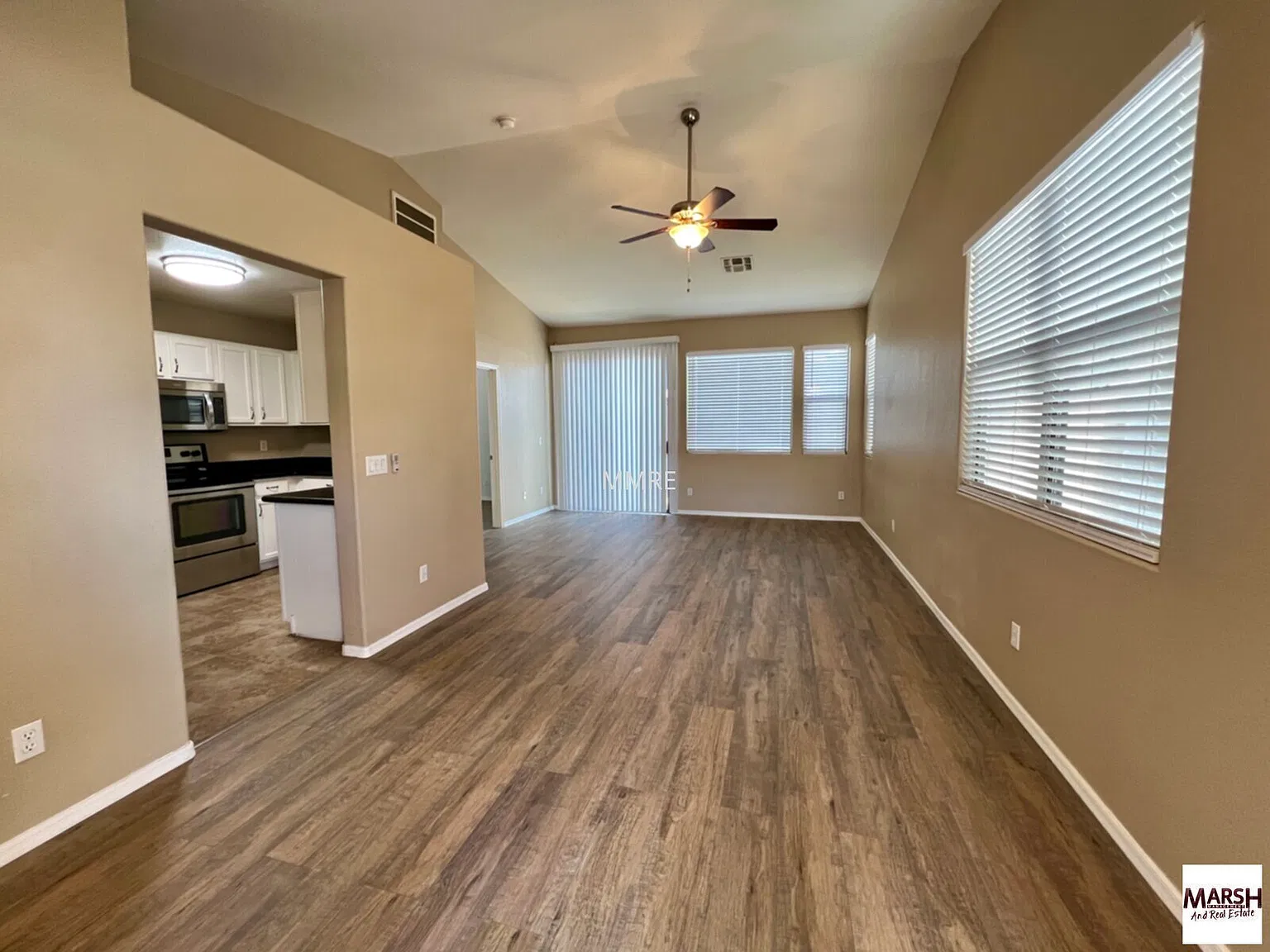 Beautiful 2 bedroom home with community pool in Mesa! — Photo 4