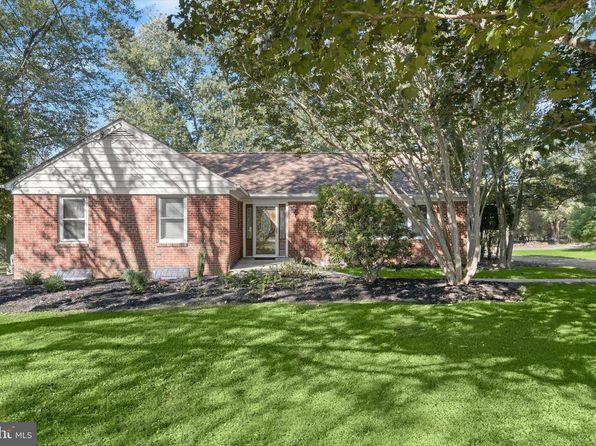 https://photos.zillowstatic.com/fp/421ad6b9d012645c47bd2d2320deedc0-p_e.jpg