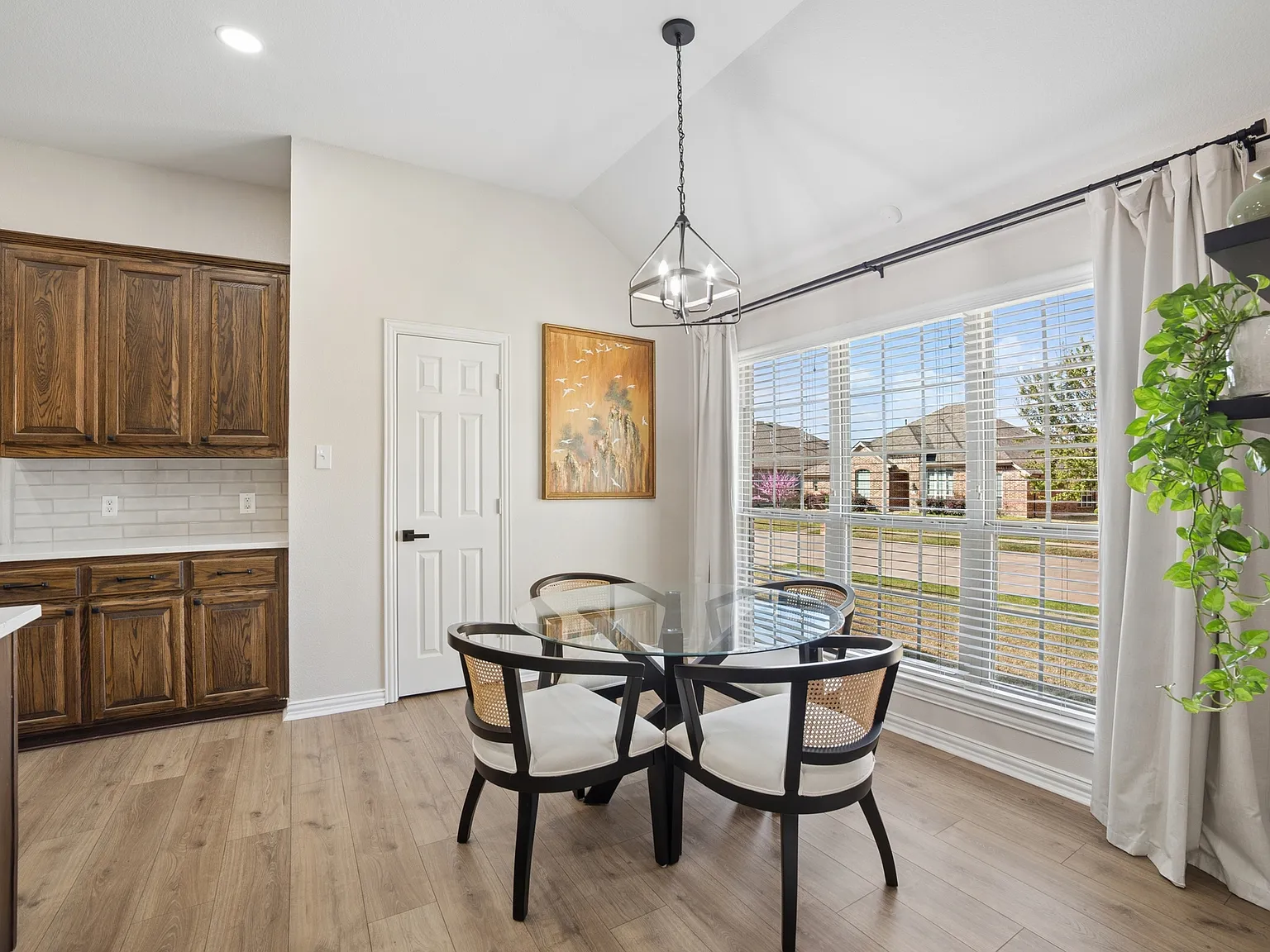 4 bed, 2298 sqft, $2,600 — Photo 4