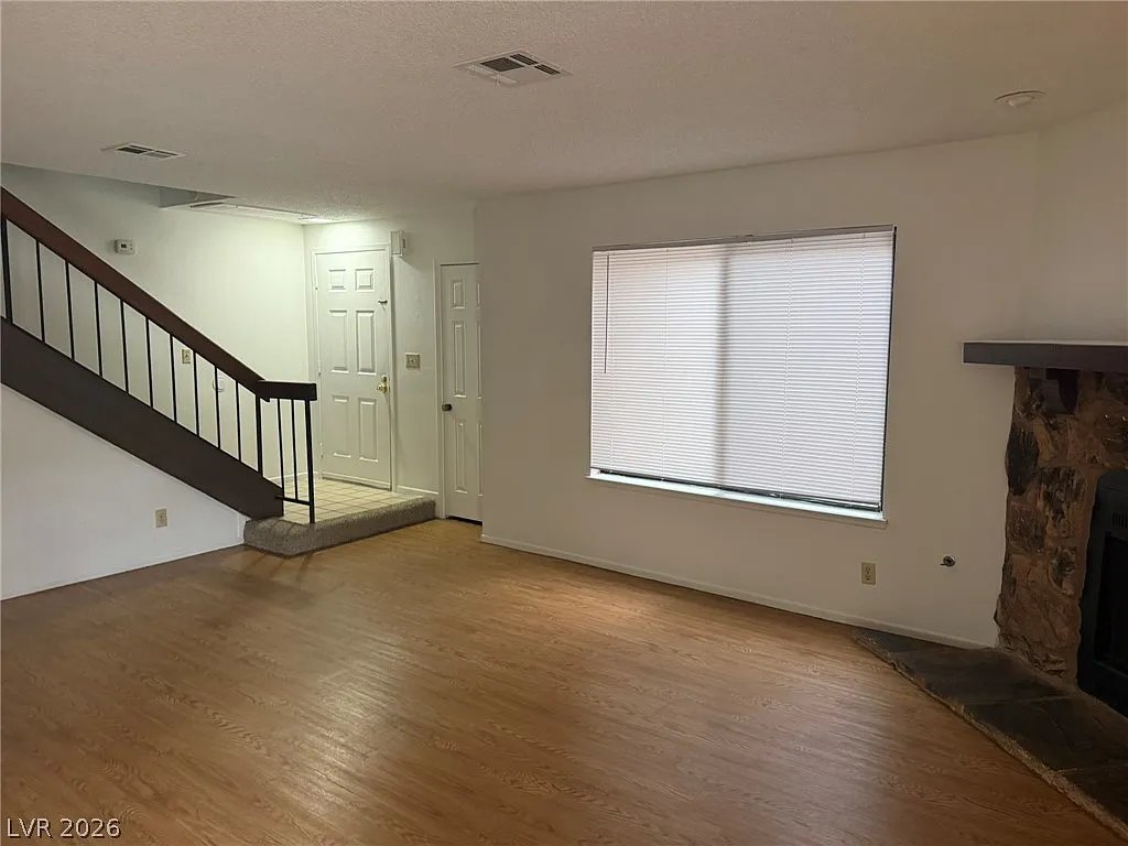 3 bed, 2.5 bath, 1834 sqft, $1,795 — Photo 4