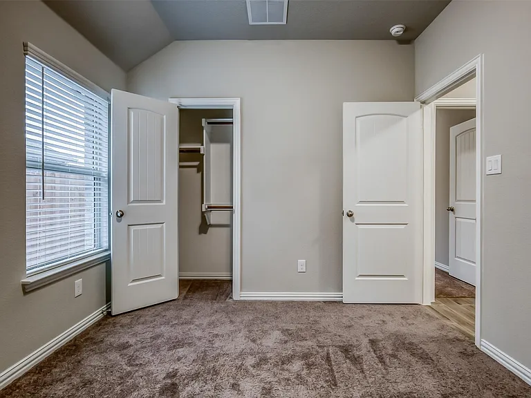 638 Devonshire Ln — Photo 22