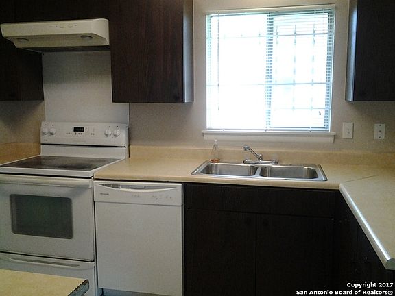 4th image of 8906 Garden Quarter St