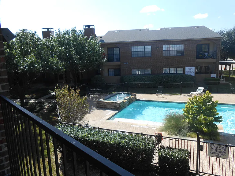 Hulen Heights Apartments — Photo 10