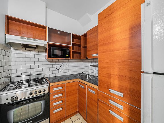 3rd image of 657 Meeker Ave APT 3A