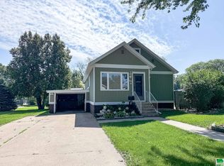 421 Dover Ave NE, Orange City, IA 51041