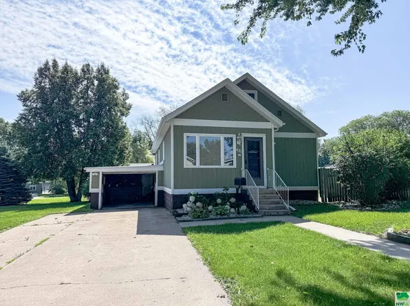 421 Dover Ave NE, Orange City, IA 51041