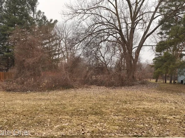 3303 Sun Valley Dr, Saginaw, MI 48601
