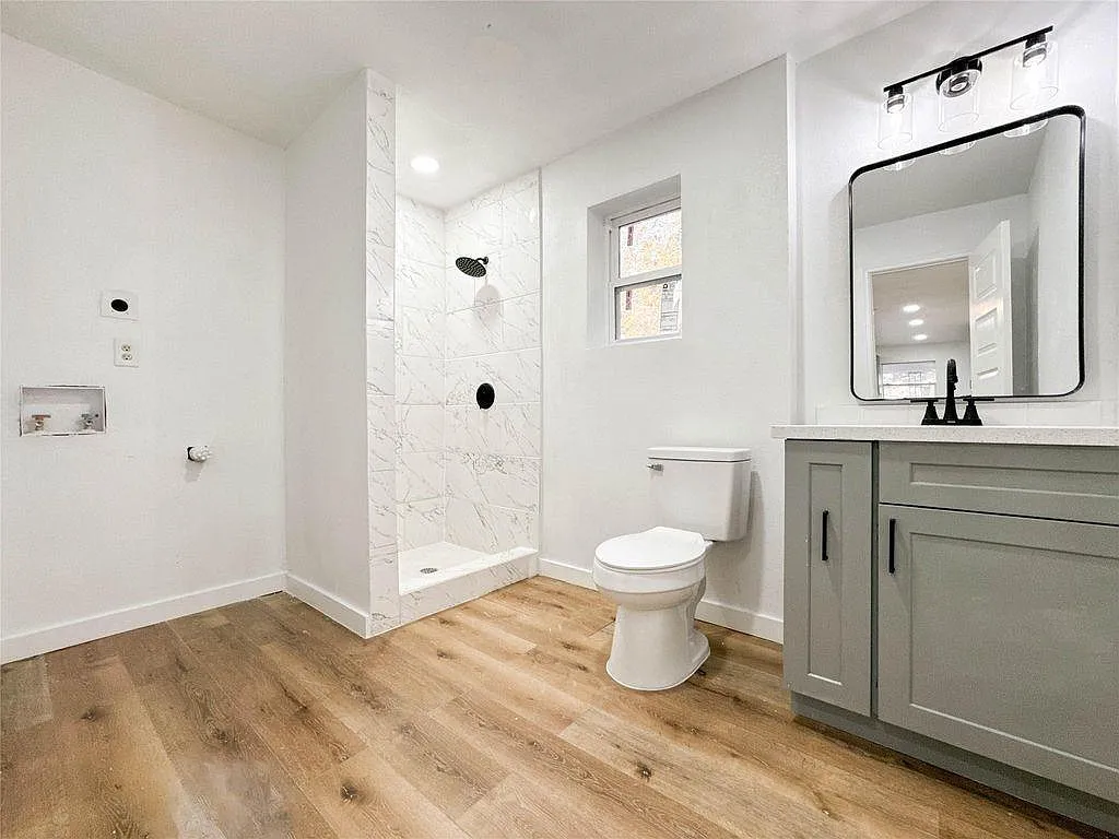 2 bed, 1.0 bath, $1,495 — Photo 2