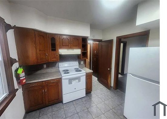 3rd image of 3763 E 154th St