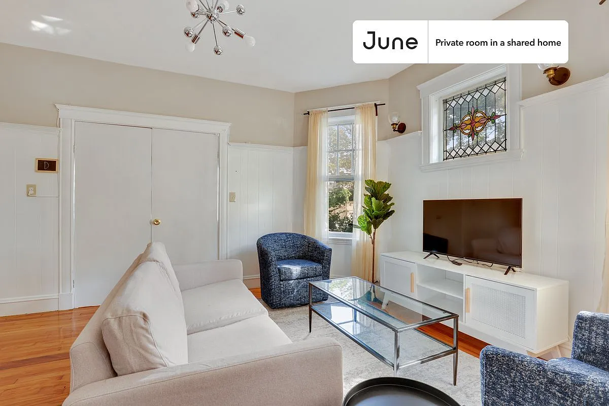 Queen bedroom in 4 bed/1 bath home in Dorchester Center #567 D — Photo 3