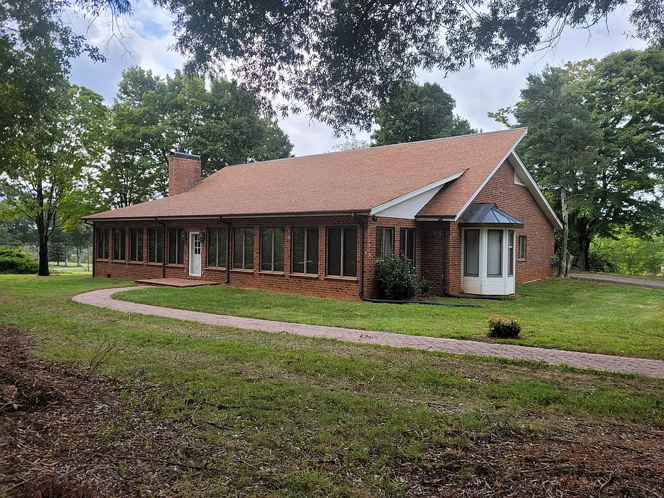 863 W Main St