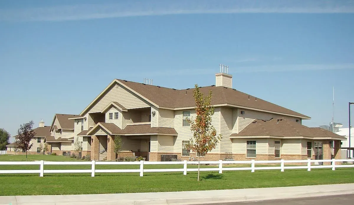 2 bed, 1.0 bath, $881 — Photo 1
