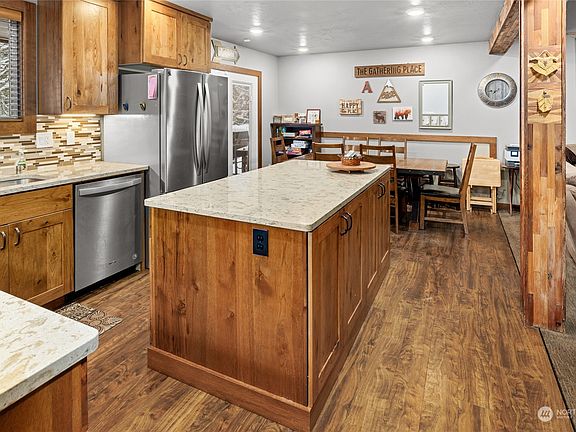 Entry to the kitchen with custom hickory cabnets and granite countertops>