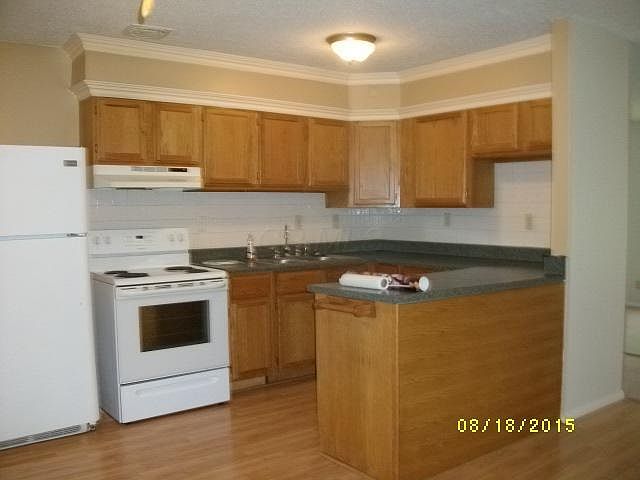 1st image of 372 Amesbury Dr