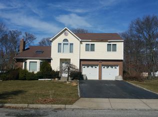 34 Valley St, Ronkonkoma, NY 11779