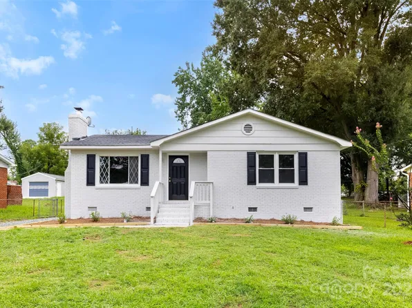 4700 Pineleaf Dr, Charlotte, NC 28269