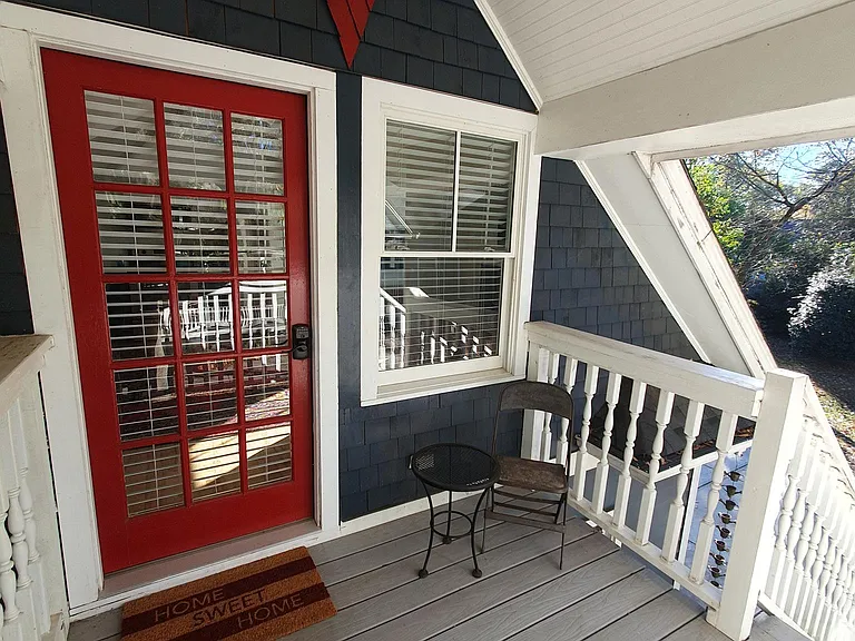 Private entrance with small porch