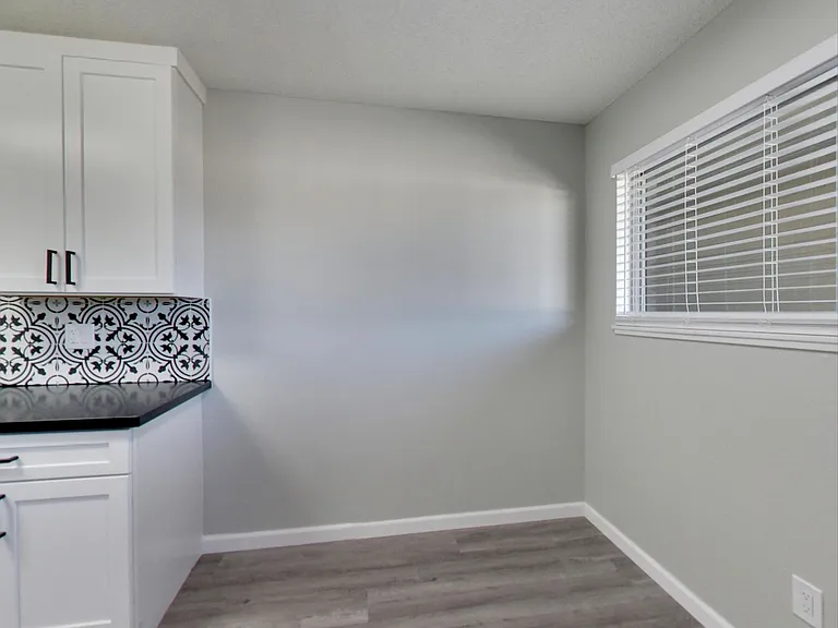 ROYALE APARTMENTS — Photo 11