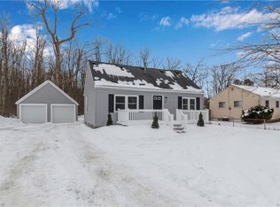 40 Meadowlawn Rd, Orchard Park, NY 14127