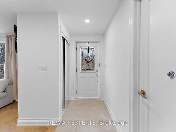 3rd image of 142 King St E