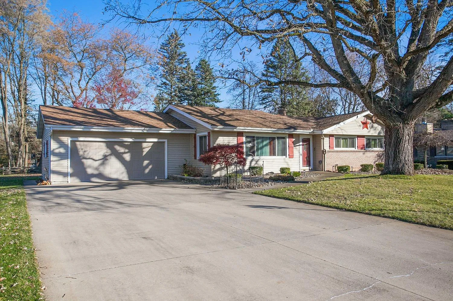 205 W Canterbury Dr photo 1