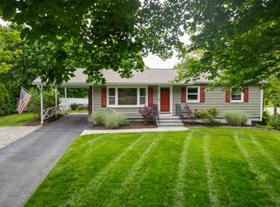 10 Carriage Hill Dr, Niantic, CT 06357