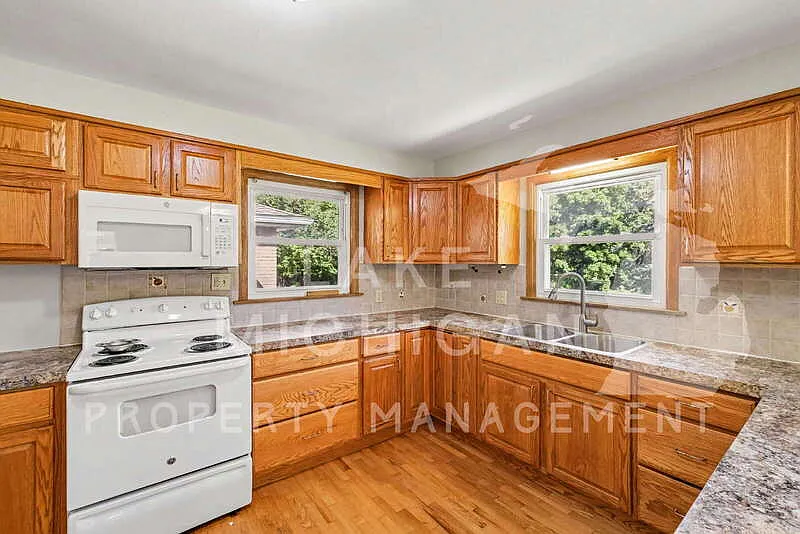 3 bed, 2.0 bath, 1421 sqft, $2,695 — Photo 3