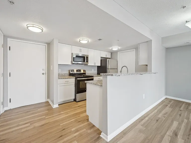 Somerset Place Apartments — Photo 10