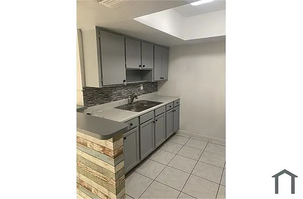 Building Photo - 1212 Seaview Dr