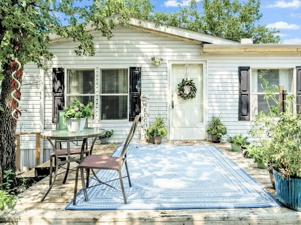 402 Silver Acres Rd, Azle, TX 76020
