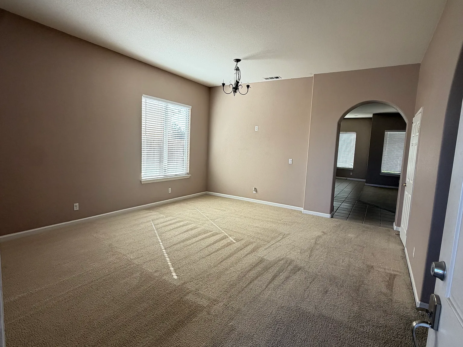 3 bed, 2188 sqft, $2,350 — Photo 2