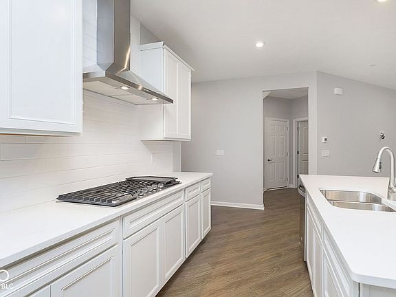 3rd image of 823 Adler Dr