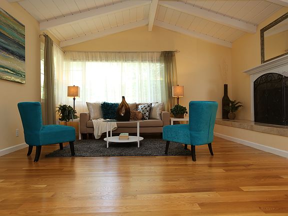 Living room w/ fireplace