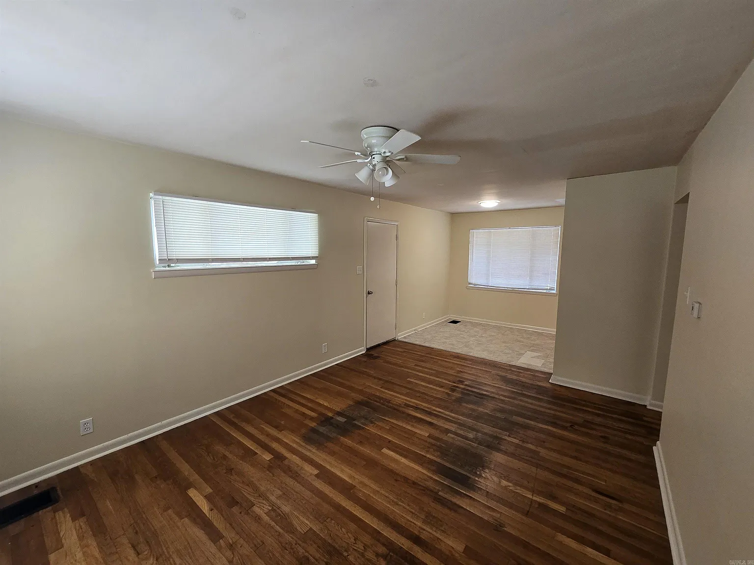 3 bed, 1.0 bath, 1012 sqft, $1,075 — Photo 2