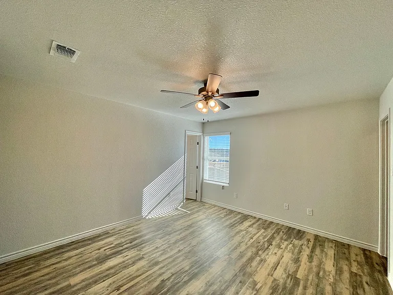 1821 Castroville Trl — Photo 21