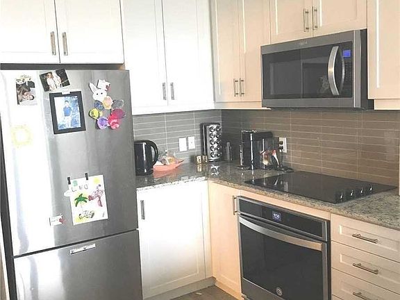 4th image of 9618 Yonge St #1003